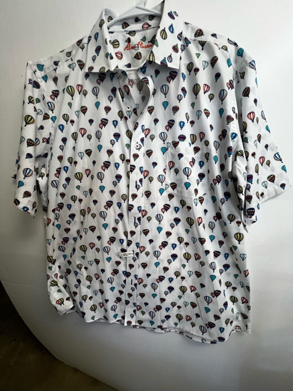 ALAN FLUSSER WHITE SHORT SLEEVE BUTTON UP SHIRT W/COLORFUL HOT AIR BALLOONS. XXL